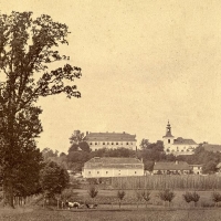 Po svatbě  v r. 1856 se nastěhovali na zámek Konárovice u Kolína a narodila se jim zde dcera Marie Terezie Johanna (*1866). V roce 1872, nedlouho po manželčině smrti, se Jan Harrach rozhodl zámek opustit