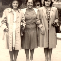 Miloslava s dcerami Evou a Helenou Varnuszovými, 1943