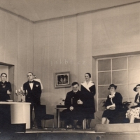 Ochotnické divadlo ve Dvoře Králové n/L v roce 1934, Miloslava třetí zprava s Antonií Jarolímkovou, stojící: Jarmila a Elsa Sochorovy, mezi nimi MUDr. Geisler