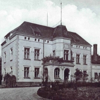 Daniel Macák získal dvůr v Oticích v roce 1577. V dubnu 1590 zámek pronajal synovi Jiřímu st., ten ho v roce 1600 zdědil. Stál do r. 1945, kdy Rudá armáda vybombardovala město Ratiboř (zdroj Ondřej Šmíd)