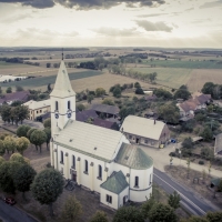 Zámek poblíž kostela sv. Jakuba ve Stračově. Uvnitř kostela je zasazena náhrobní deska majitele panství Prokopa Kehrna, který zemřel náhle na zápal plic (foto Ladislav Válek)