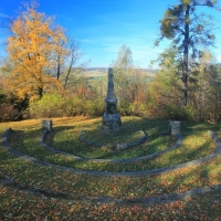 Obelisk v Žákovském háji ve Fulneku je dílem Olbrama Zoubka (foto severnimorava.travel)