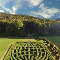 Pomník pod Klopoty z roku 1865 byl jako první věnovaný památce Komenského. Labyrint z habrů se v roce 2023 dostal mezi 20 nejkrásnějších přírodních labyrintů na světě (foto vychodni-cechy.info)