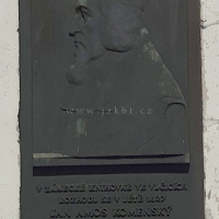 Pamětní deska od akad. sochaře Ladislava Zívra z r. 1958 připomínající návštěvu Komenského ve Vlčicích v r. 1627