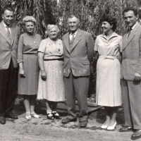 Josef Mlejnek na rodinném snímku s manželkou Evou, uprostřed rodiče Josef a Ludmila, vlevo sestra Alena Hančová s manželem Jiřím