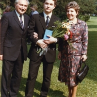 Petr Mlejnek, s rodiči na promoci, 1986