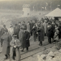 Miloslava Lohařová na inspekci stavby Tešnovské přehrady v roce 1912