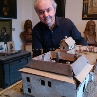 Kronikář obce Petr Mlejnek s prvním modelem třemešenského zámku