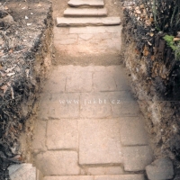Odkrývání vchodu zaniklého třemešenského zámku, 2006 