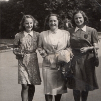 Miloslava Sudková s dcerami Evou a Helenou, 1942