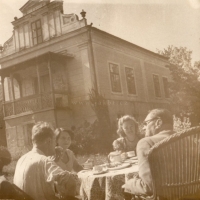 Eva (vlevo) s JUDr. Luďkem Formanem a strýčkem, baronem Otakarem Krausem