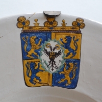 V Bílé Třemešné nalezený fajánsový talíř s erbem Albrechta z Valdštejna (foto Petr Mlejnek)