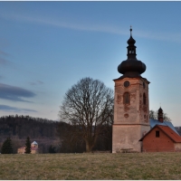 Kostel sv. Anny ve Starých Bukách se zámkem v pozadí (foto Stanislav Bauer)