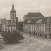 Regentský dům čp. 2 na Valdštejnově náměstí v Jičíně (vpravo)