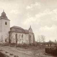 Kostelík sv. Jana Křtitele na Dohaličkách ještě v podobě klenuté rotundy. V roce 1888 se zřítil a na témže místě byl vystavěn v letech 1894 - 1896 novogotický kostel (foto npu.cz)